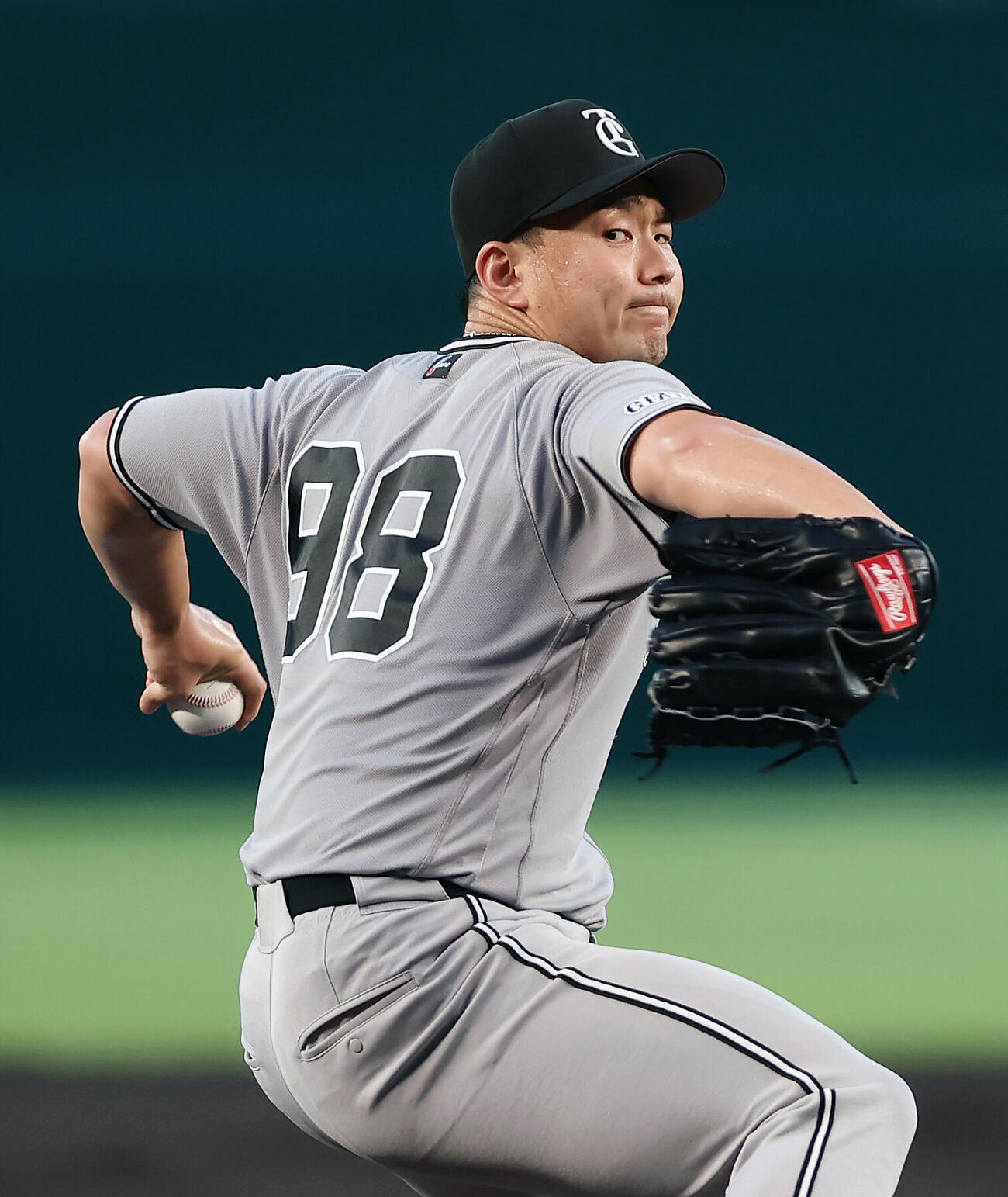 阪神対巨人　力投する巨人先発の小笠原慎之介（撮影・前田充）