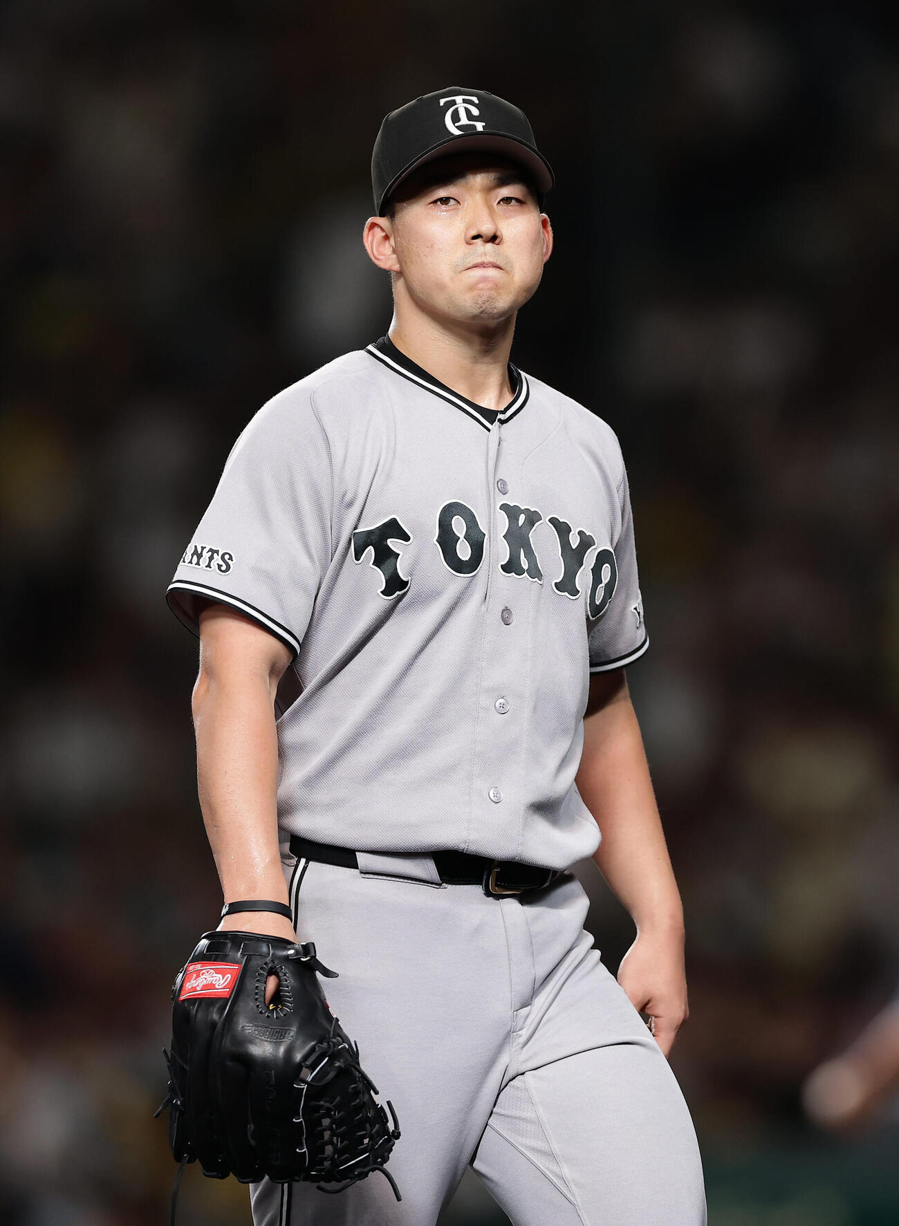阪神対巨人　4回裏を投げ終えベンチへ戻る巨人小笠原慎之介（撮影・前田充）