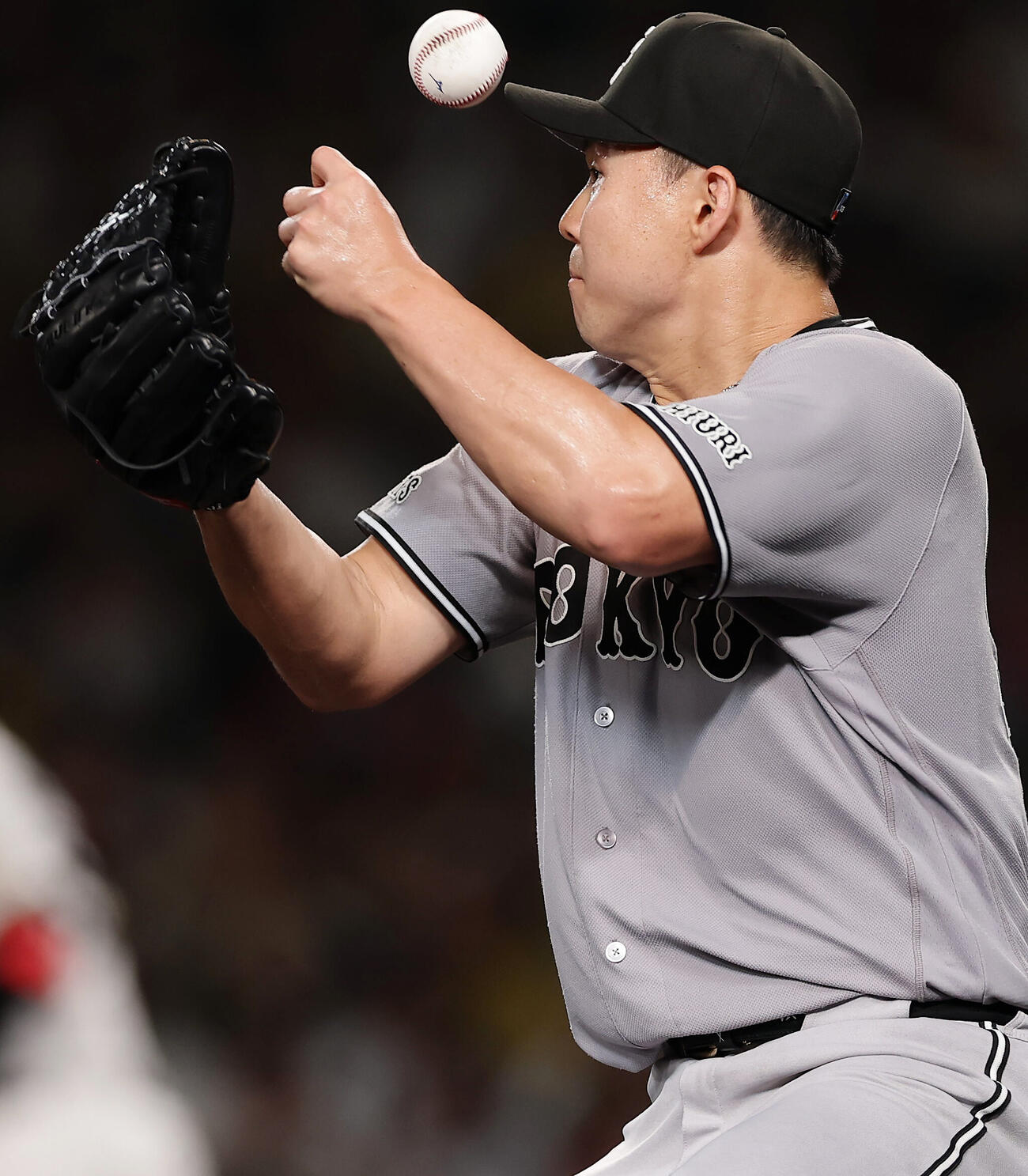 阪神対巨人　3回裏阪神無死一、二塁、才木浩人のバントを処理できず内野安打を許す小笠原慎之介（撮影・前田充）