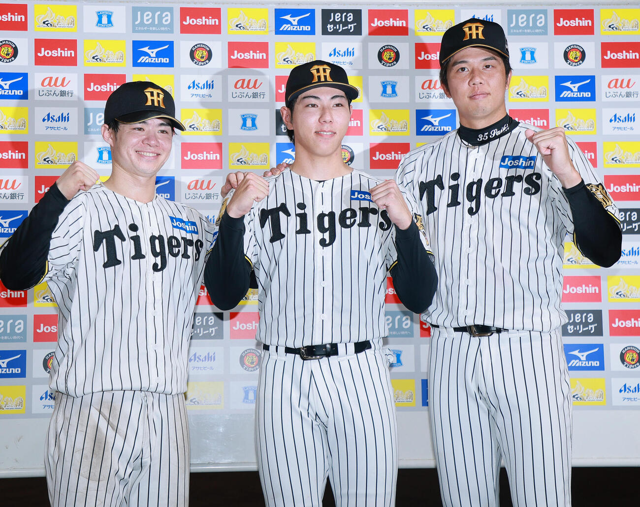 阪神対巨人　巨人に勝利し、お立ち台でポーズを決める、左から中野拓夢、工藤泰成、才木浩人（撮影・上山淳一）