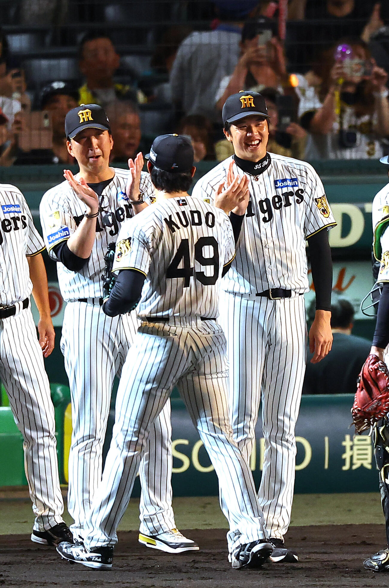 阪神対巨人　巨人に勝利し笑顔でハイタッチする右から才木浩人、工藤泰成、藤川球児監督（撮影・上田博志）