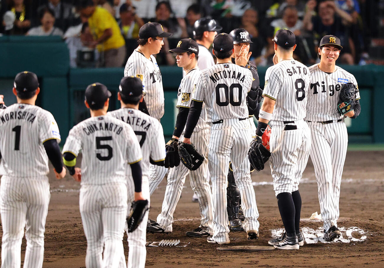 阪神対巨人　8セーブを上げた工藤泰成（右）はナインと笑顔を見せる（撮影・上田博志）