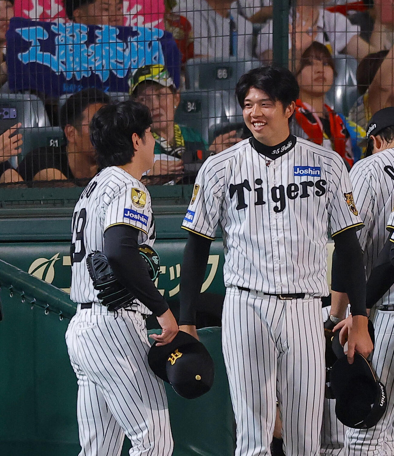 阪神対巨人　8勝目を上げた才木浩人（右）は8セーブを上げた工藤泰成と笑顔を見せる（撮影・上田博志）