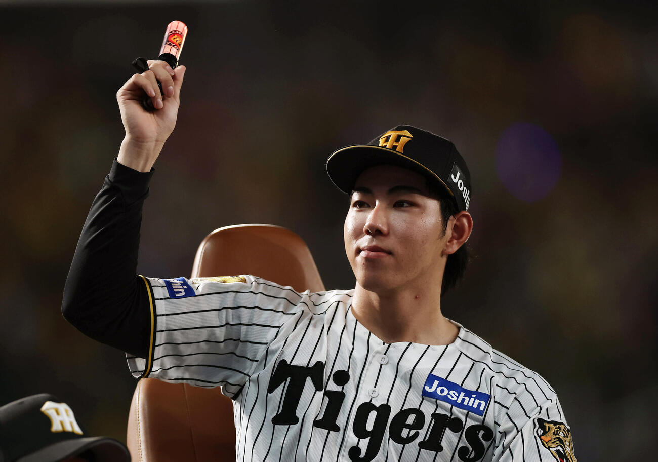 阪神対巨人　巨人に勝利し、スタンドのファンに手を振る阪神工藤泰成（撮影・前田充）