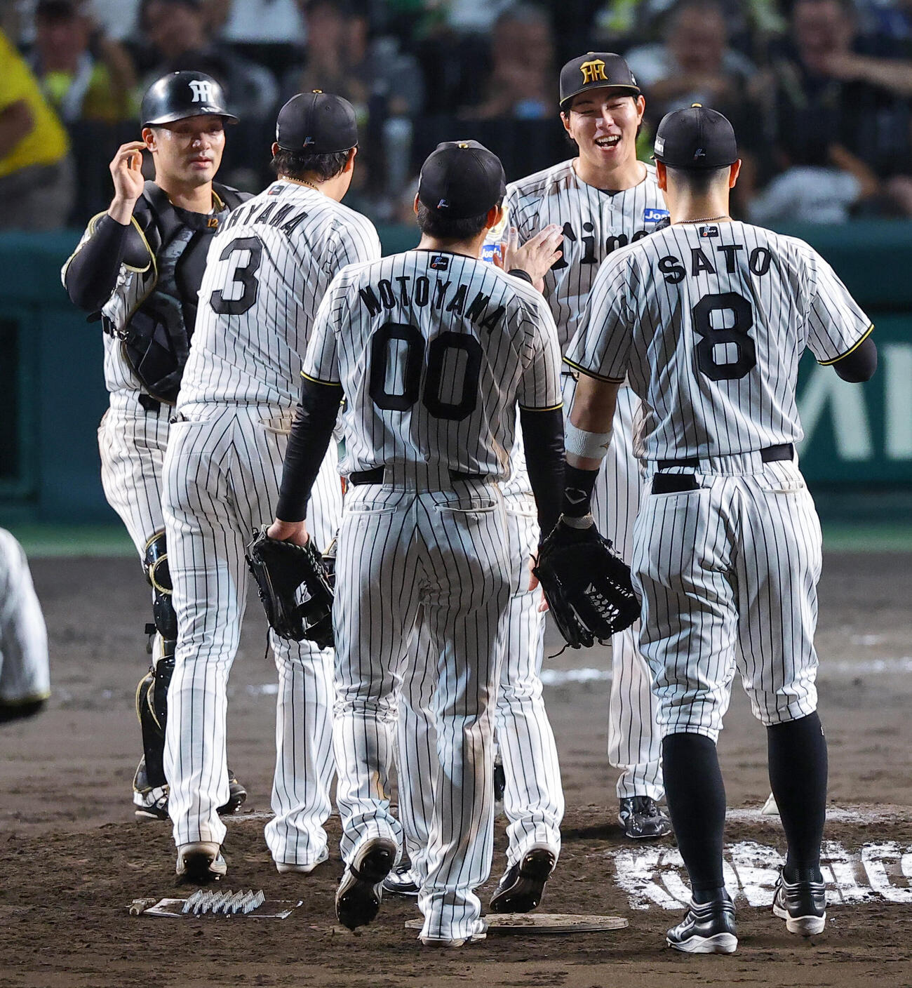 阪神対巨人　8セーブ目を上げた工藤泰成（右から2人目）は笑顔を見せる（撮影・上田博志）