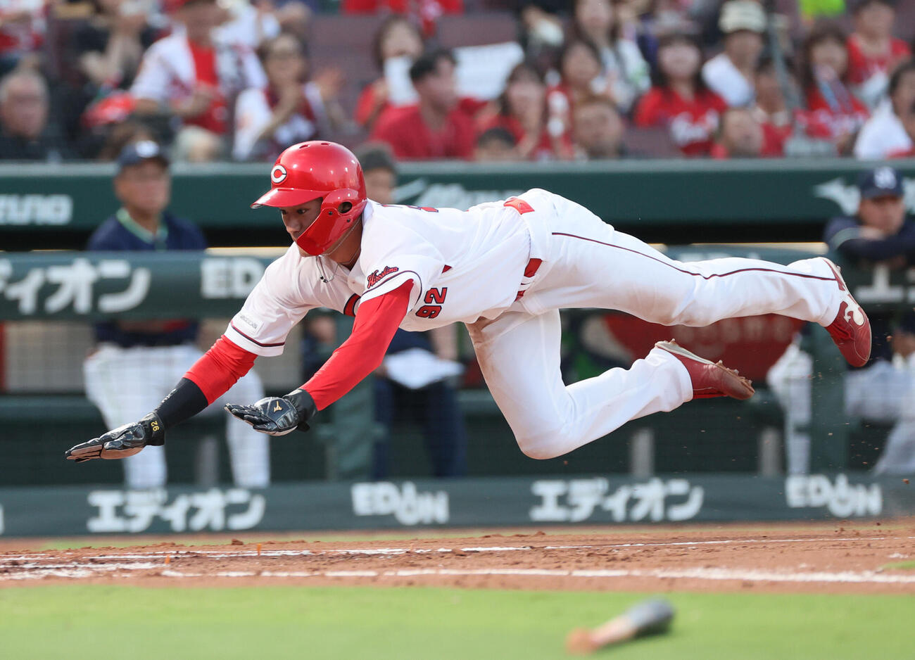 広島対ヤクルト　1回裏広島無死一、三塁、サンドロ・ファビアンの先制中犠飛で名原典彦が生還（撮影・加藤孝規）