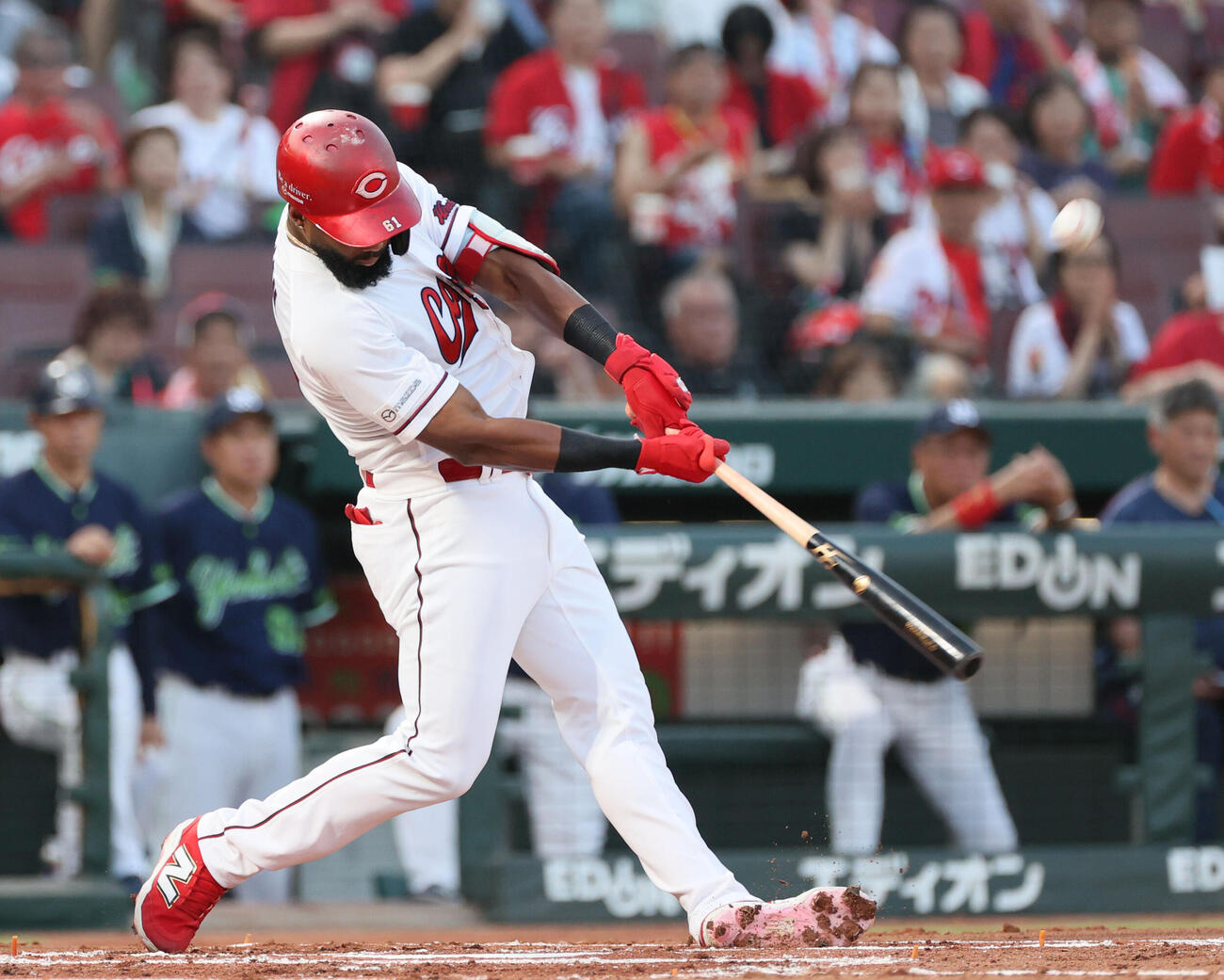 広島対ヤクルト　1回裏広島無死一、三塁、サンドロ・ファビアンは先制中犠飛を放つ（撮影・加藤孝規）
