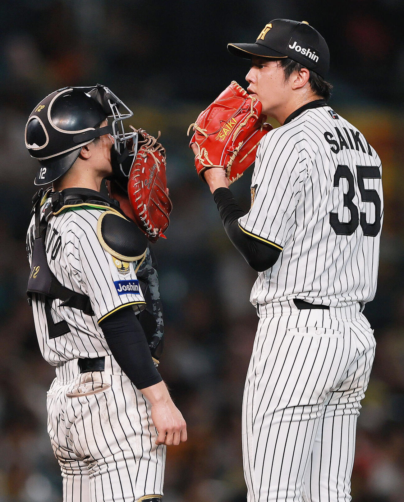 阪神対巨人　6回表巨人2死一塁、マウンドで話し合う才木浩人（右）と坂本誠志郎（撮影・上山淳一）