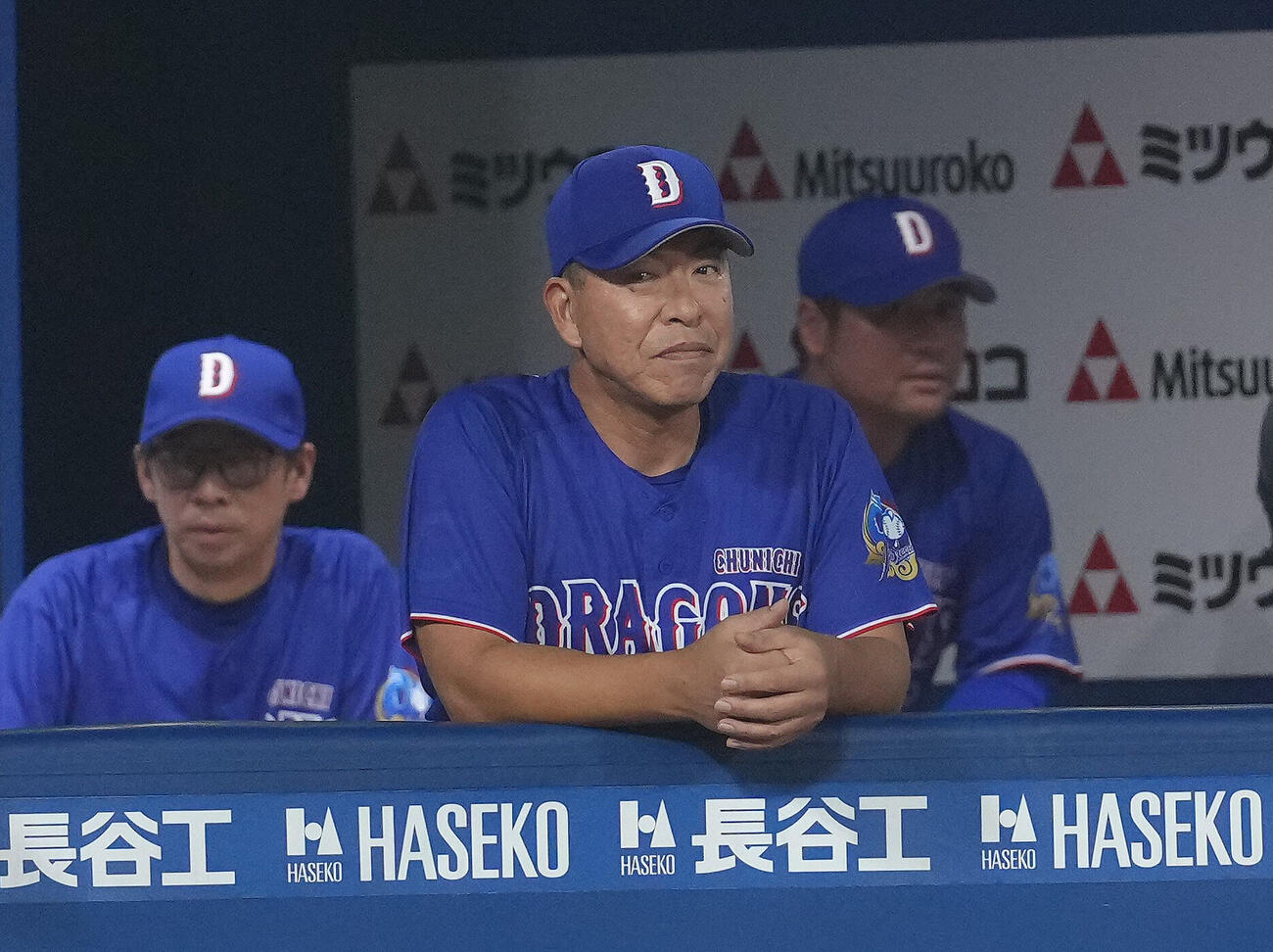 DeNA対中日　戦況を見つめる中日井上一樹監督（中央）（撮影・足立雅史）