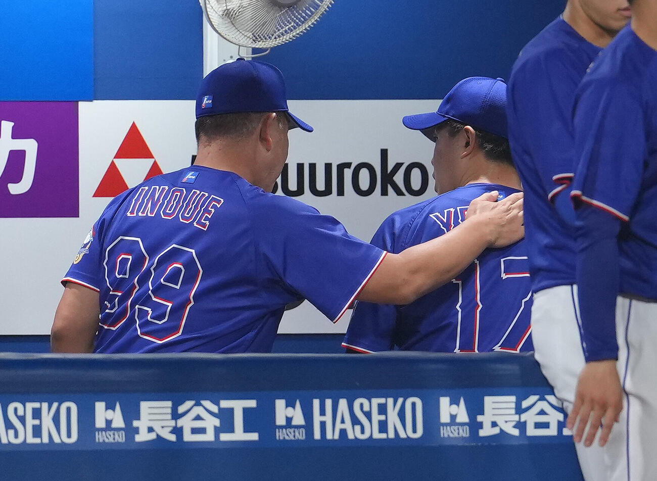 DeNA対中日　6回2失点でベンチに戻った中日柳裕也（右）の肩をたたく井上一樹監督（撮影・足立雅史）