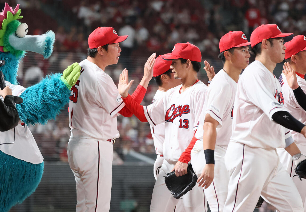 広島対ヤクルト　ナインを迎える広島新井貴浩監督（左）（撮影・加藤孝規）