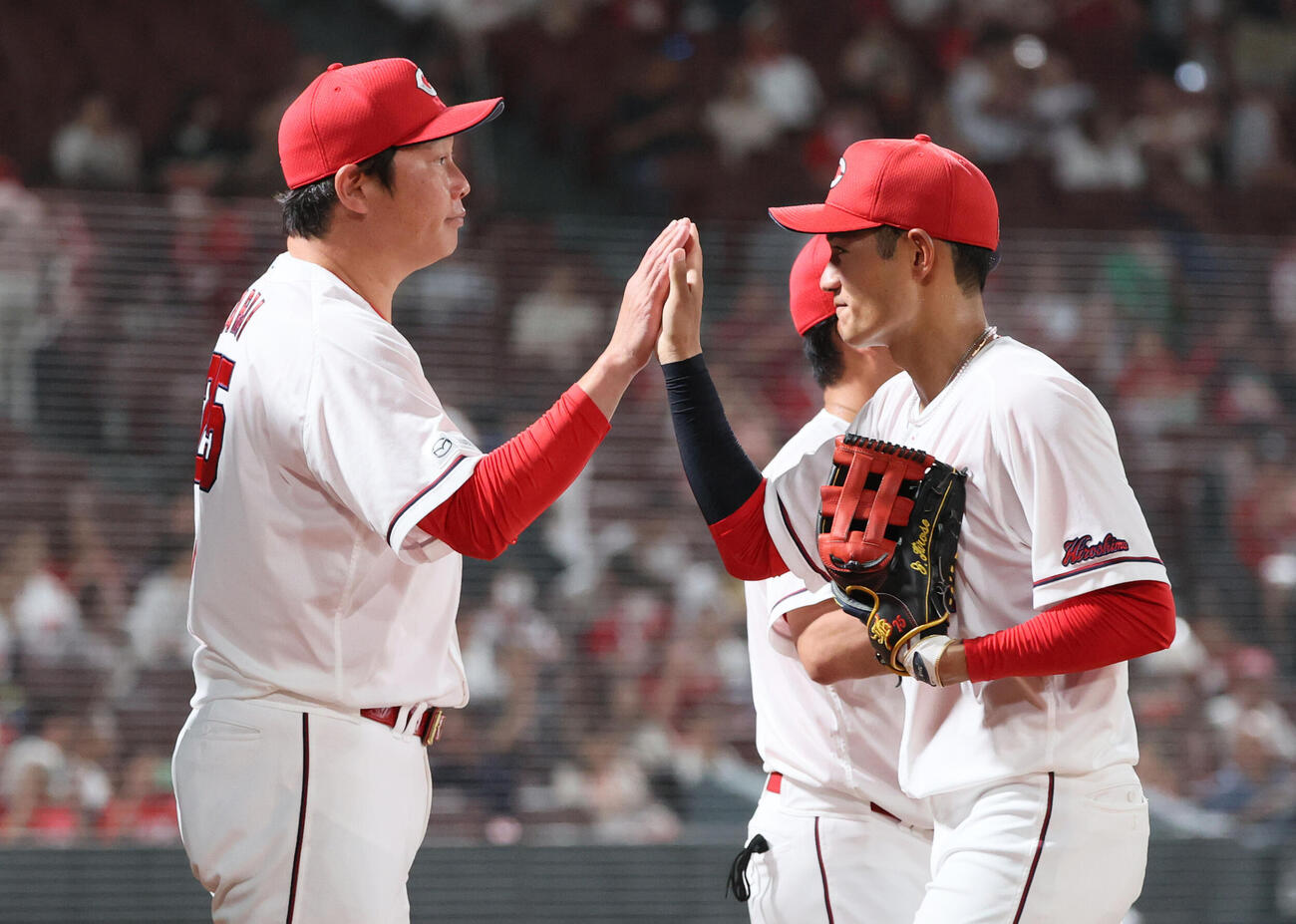 広島対ヤクルト　名原典彦を迎える広島新井貴浩監督（左）（撮影・加藤孝規）