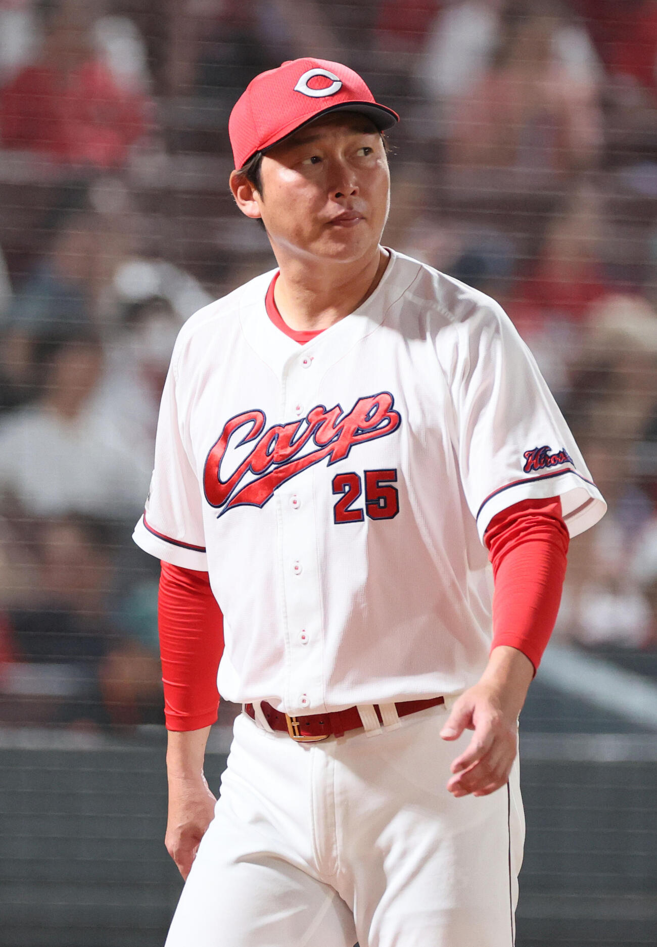 広島対ヤクルト　8回裏終了時、交代を告げる新井貴浩監督（撮影・加藤孝規）