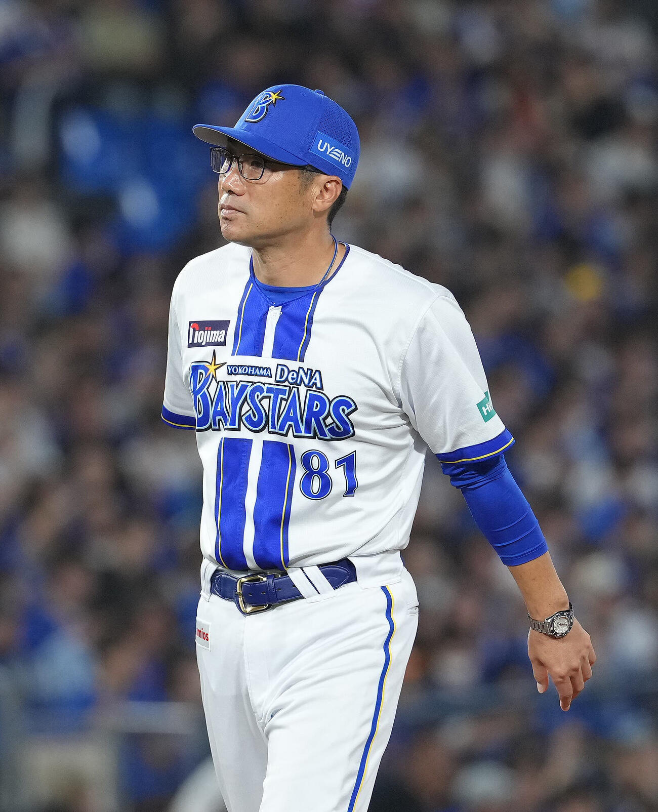 DeNA対中日　選手交代を告げベンチに戻るDeNA相川亮二監督（撮影・足立雅史）