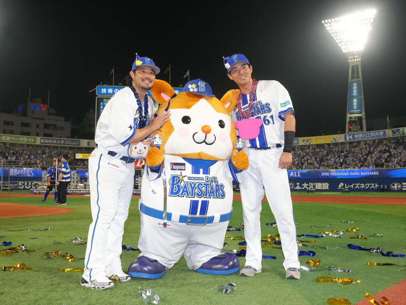 DeNA対中日　サヨナラ勝ちし笑顔で記念撮影するDeNA宮崎敏郎（左）と蝦名達夫（撮影・足立雅史）
