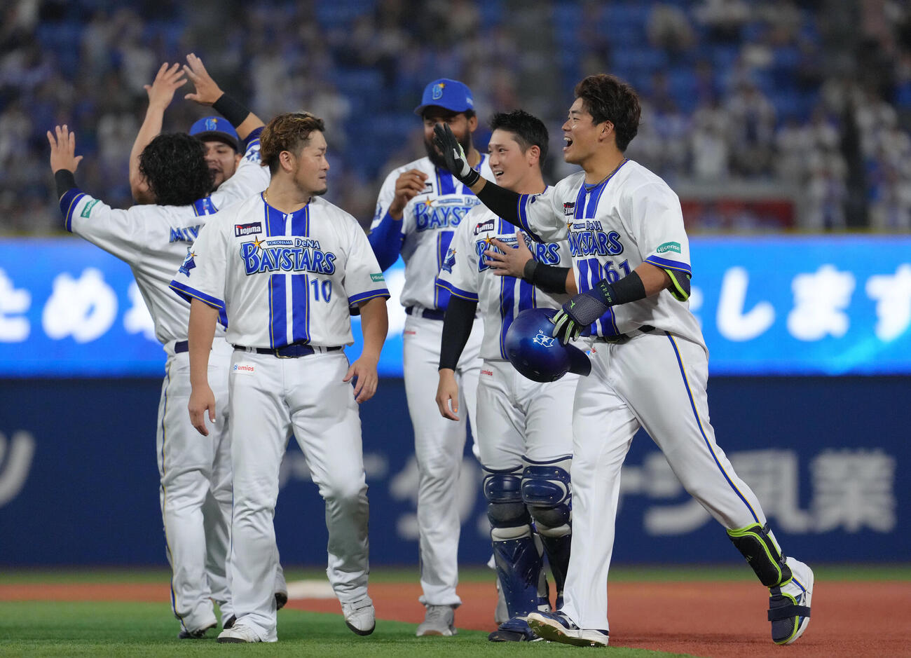DeNA対中日　笑顔でタッチを交わすサヨナラ打のDeNA蝦名達夫（右端）（撮影・足立雅史）
