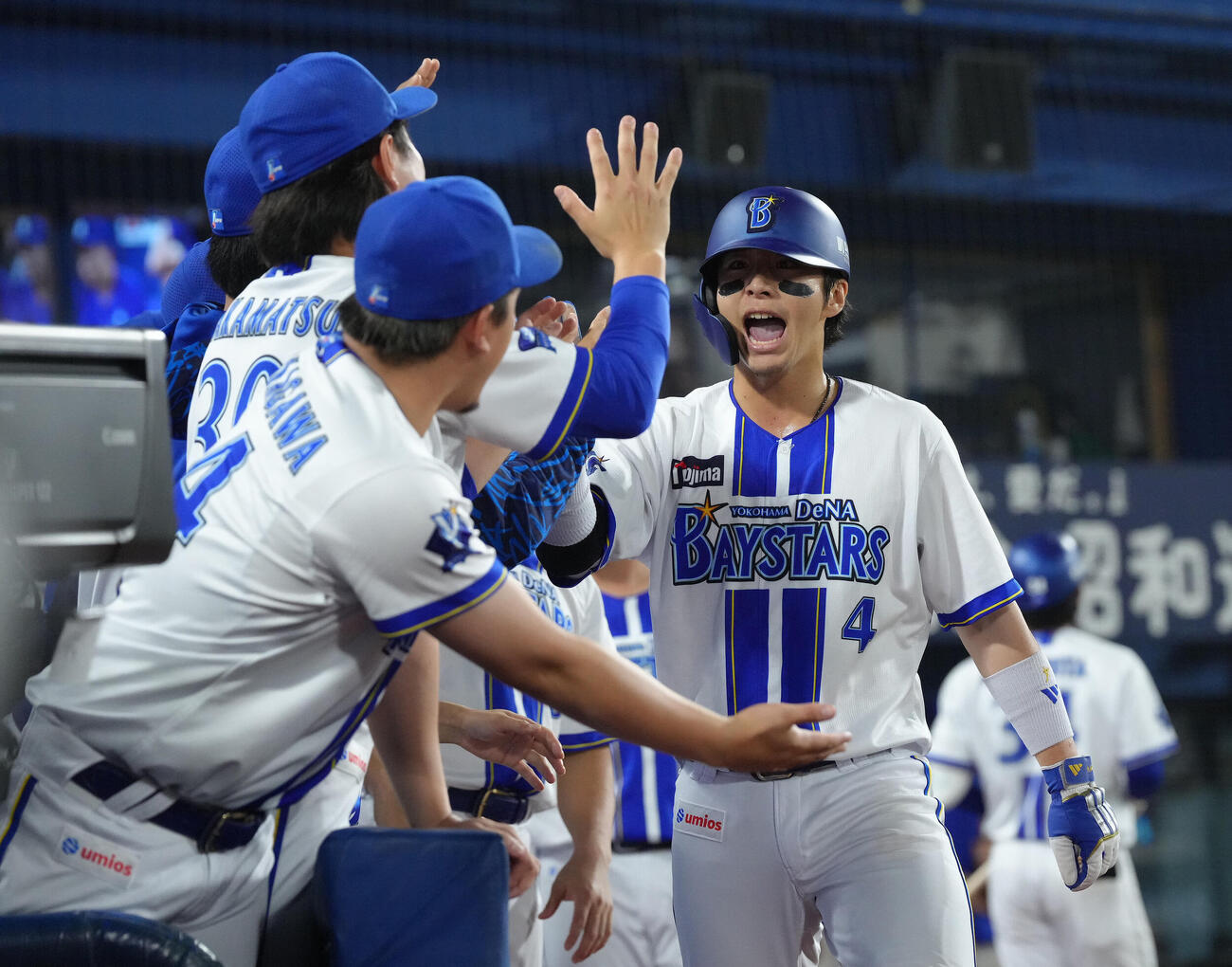 DeNA対中日　9回裏DeNA1死満塁、宮崎敏郎の犠飛で生還しタッチを交わす度会隆輝（撮影・足立雅史）
