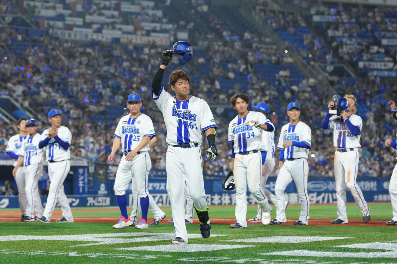 DeNA対中日　サヨナラ打のDeNA蝦名達夫（中央）はスタンドの声援に手を振って応える（撮影・足立雅史）