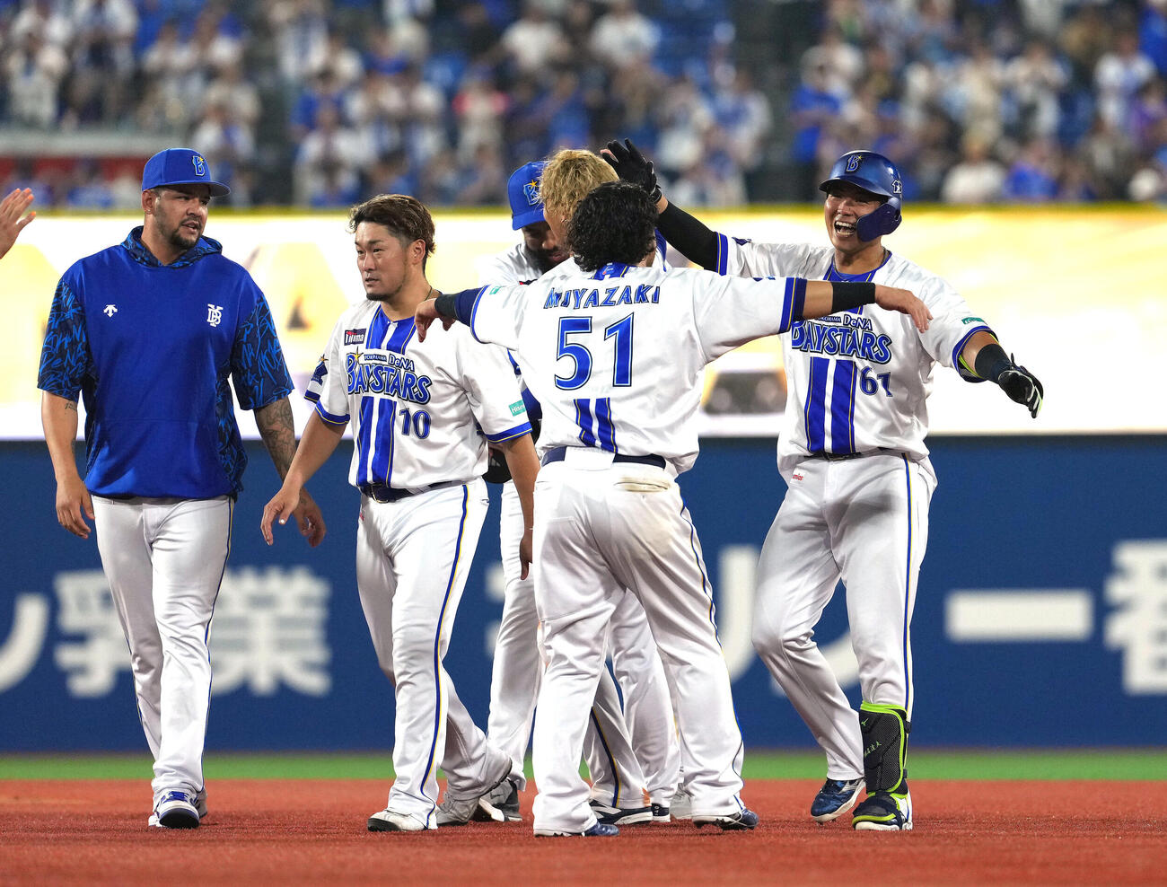 DeNA対中日　9回裏DeNA2死二、三塁、サヨナラ打を放った蝦名達夫（右端）は宮崎敏郎（右から2人目）と抱き合い喜ぶ（撮影・足立雅史）