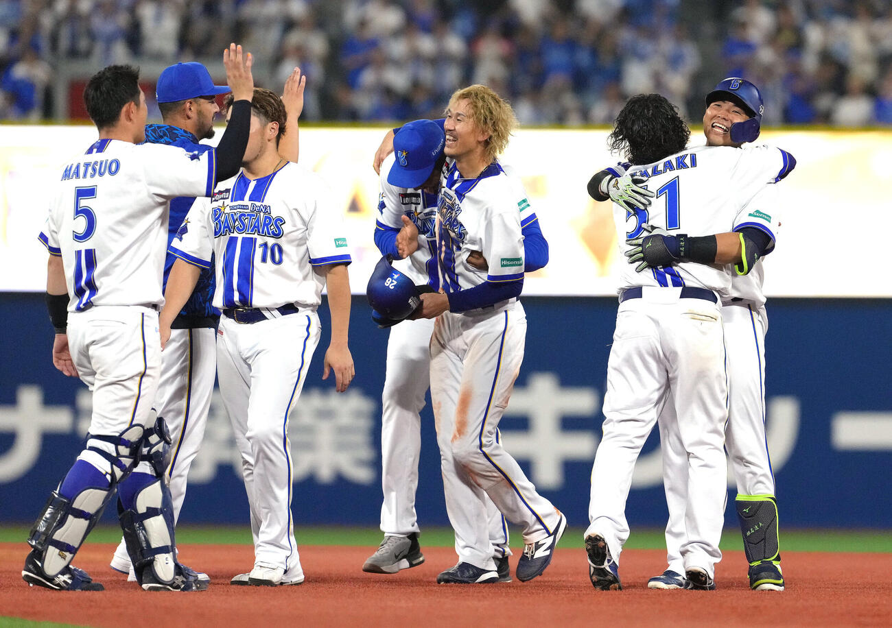 DeNA対中日　9回裏DeNA2死二、三塁、サヨナラ打の蝦名達夫（右端）は同点犠飛の宮崎敏郎と抱き合い喜ぶ（撮影・足立雅史）