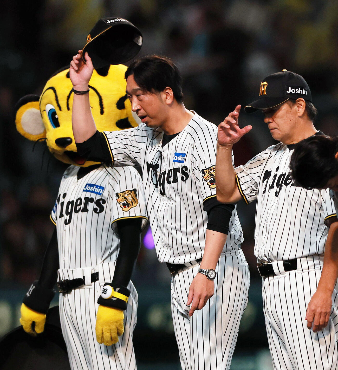 阪神対巨人　巨人に勝利し、スタンドのファンにあいさつする藤川球児監督（左）（撮影・上山淳一）