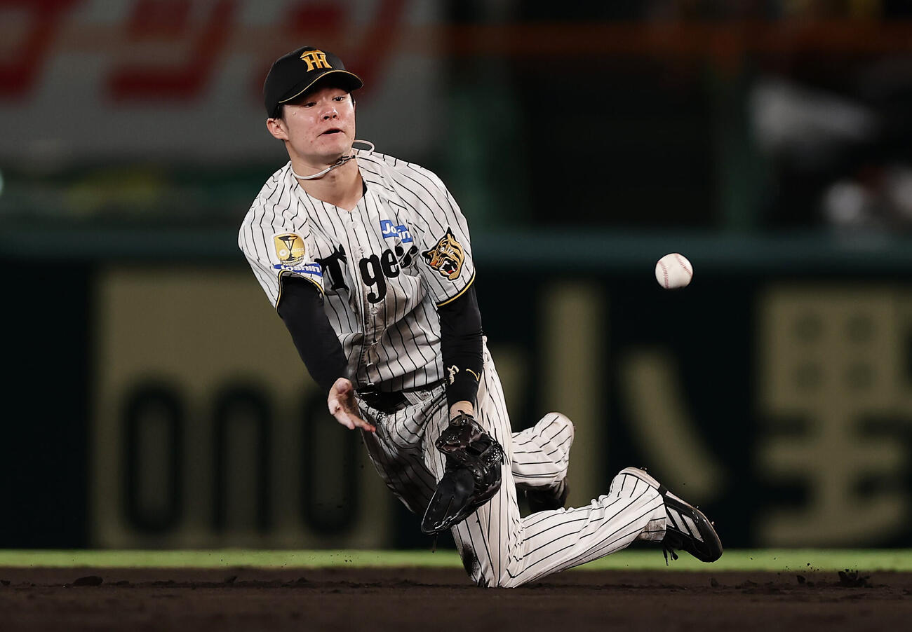 2026年8月30日　阪神対巨人　7回表巨人1死一塁、代打松本剛の打球で好守を見せる二塁手中野拓夢
