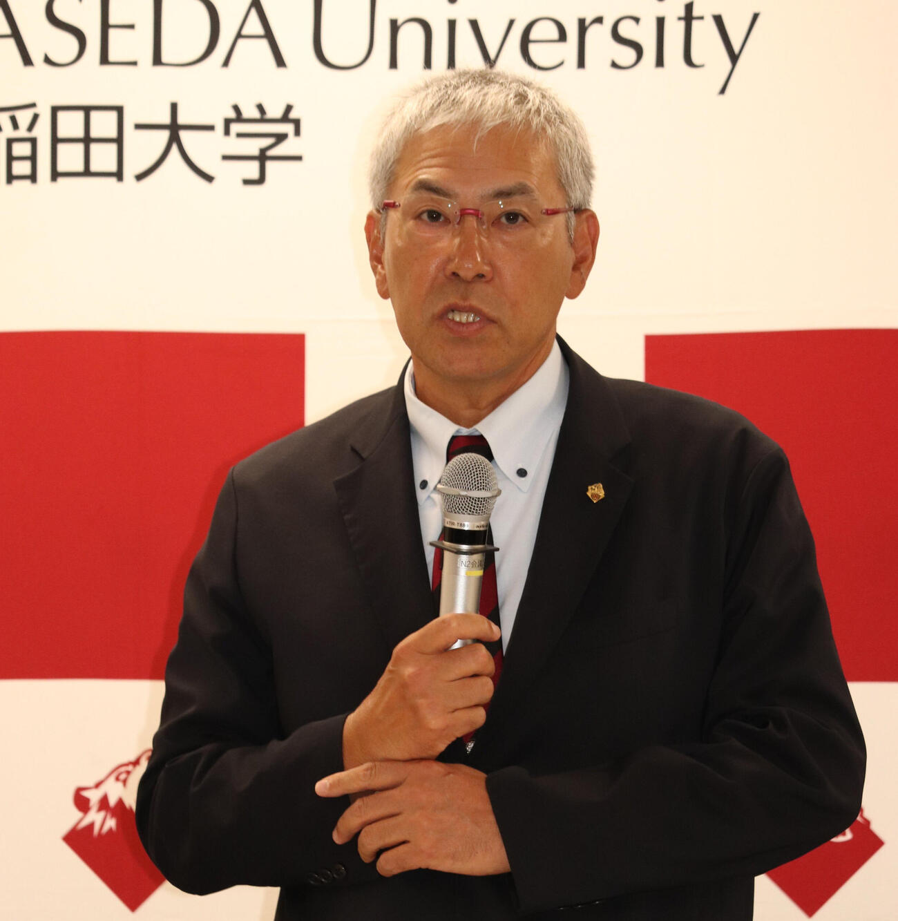 退任会見に臨む、早大・小宮山悟監督（撮影・保坂淑子）