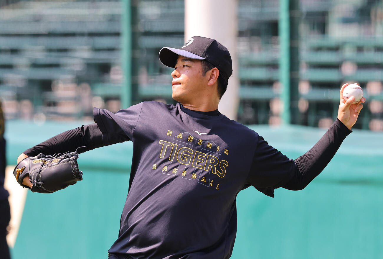 キャッチボールをする高橋遥人（撮影・上田博志）