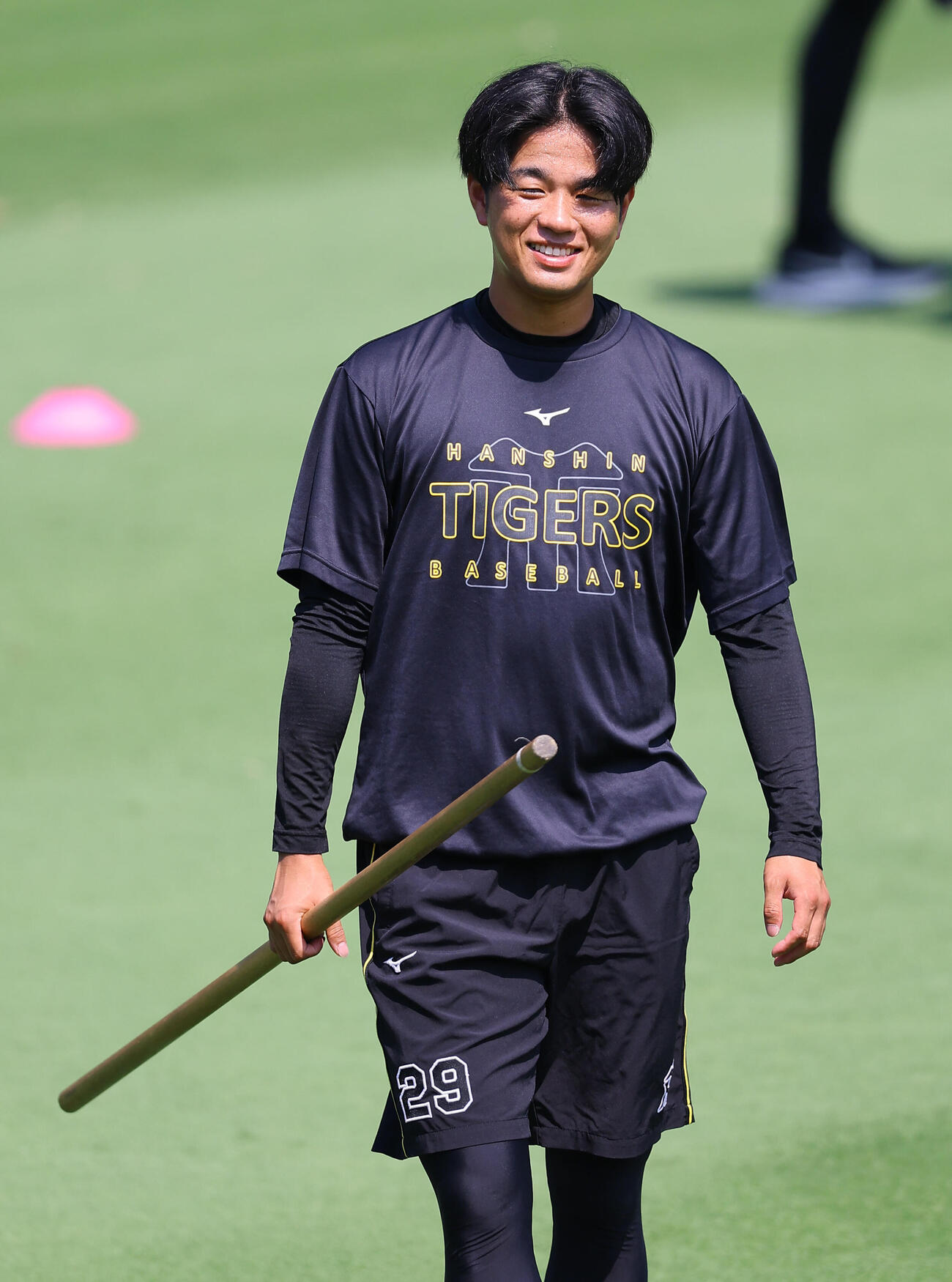 笑顔を見せる高橋遥人（撮影・上田博志）