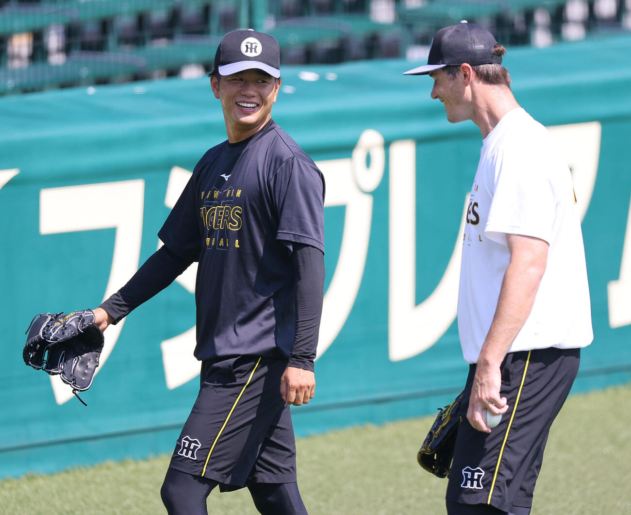 イーストン・ルーカス（右）と笑顔を見せる高橋遥人（撮影・上田博志）