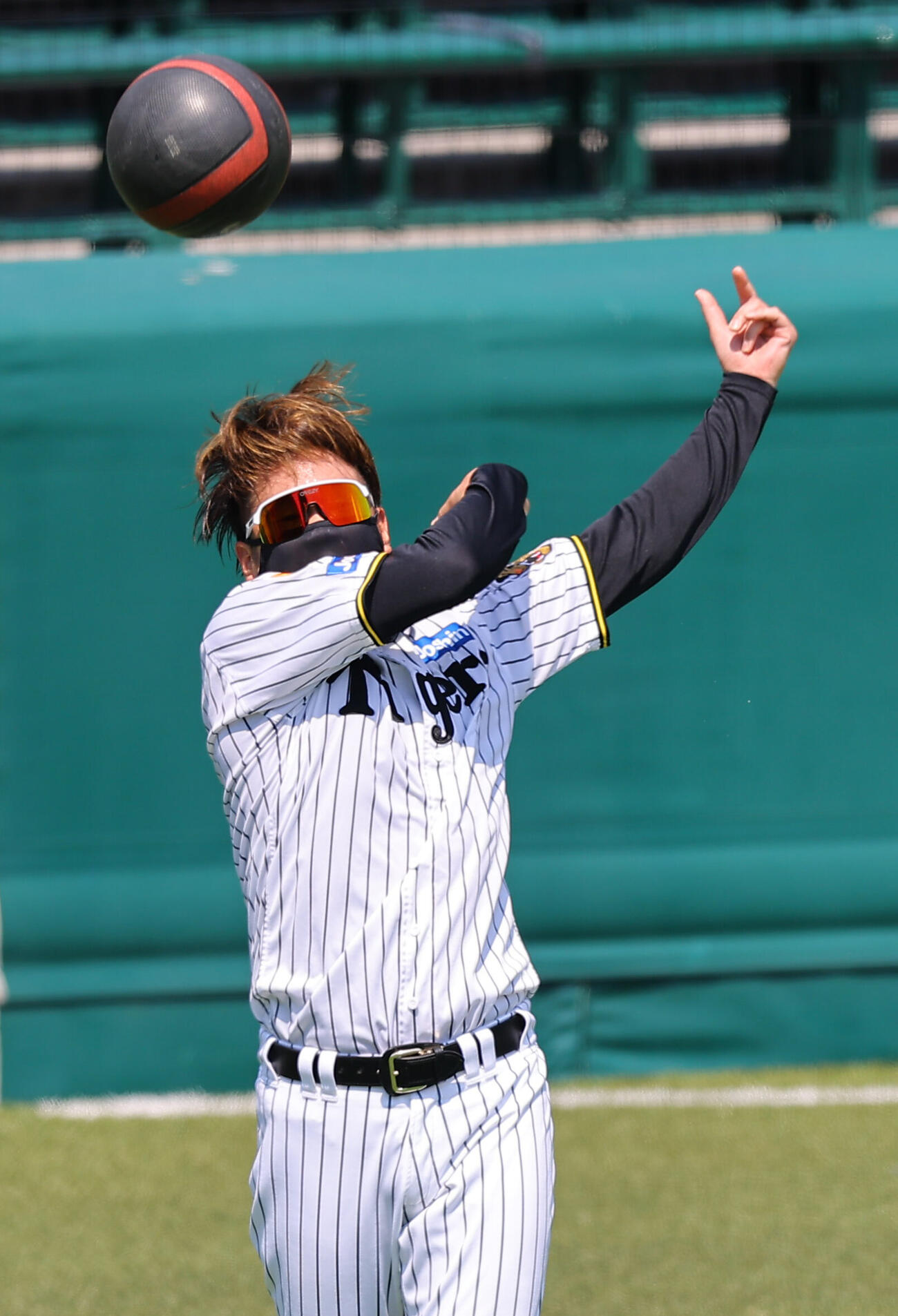 メディシンボールでトレーニングをする西勇輝（撮影・上田博志）