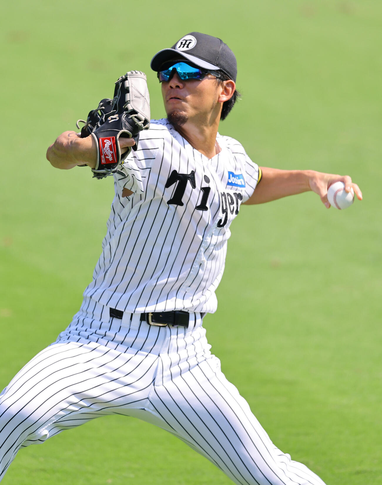 キャッチボールをする伊藤将司（撮影・上田博志）