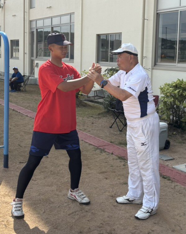 兵庫加古川ヤングで中学生を指導する中村順司氏（兵庫加古川ヤング提供）2026年8月30日
