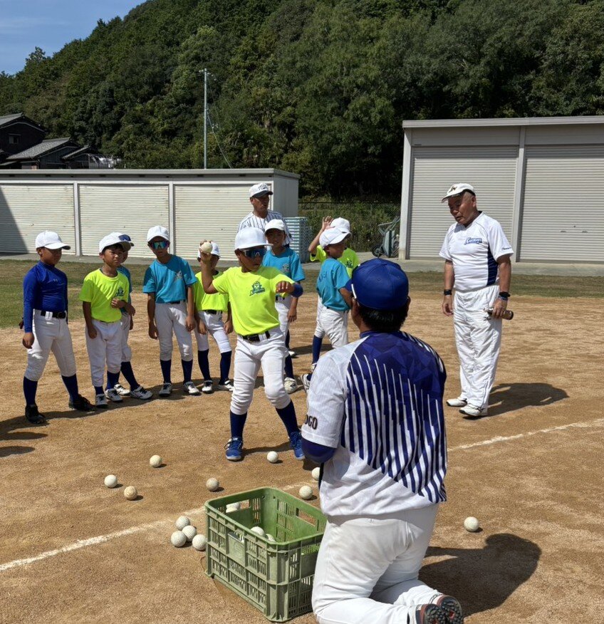 兵庫加古川ヤングで小学生を指導する中村順司氏（右）（兵庫加古川ヤング提供）2026年8月30日