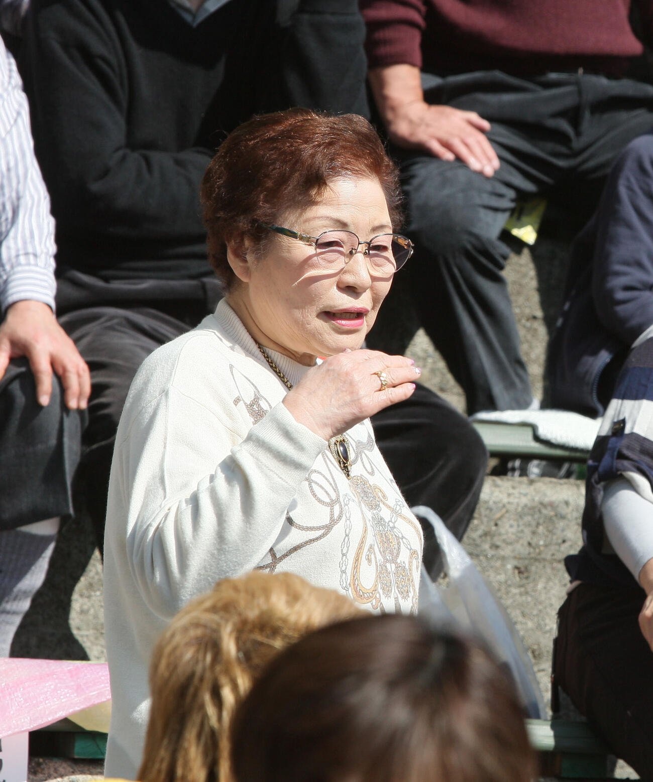 2011年2月26日　オープン戦　阪神対オリックス　観戦する岡田彰布監督の母サカヨさん