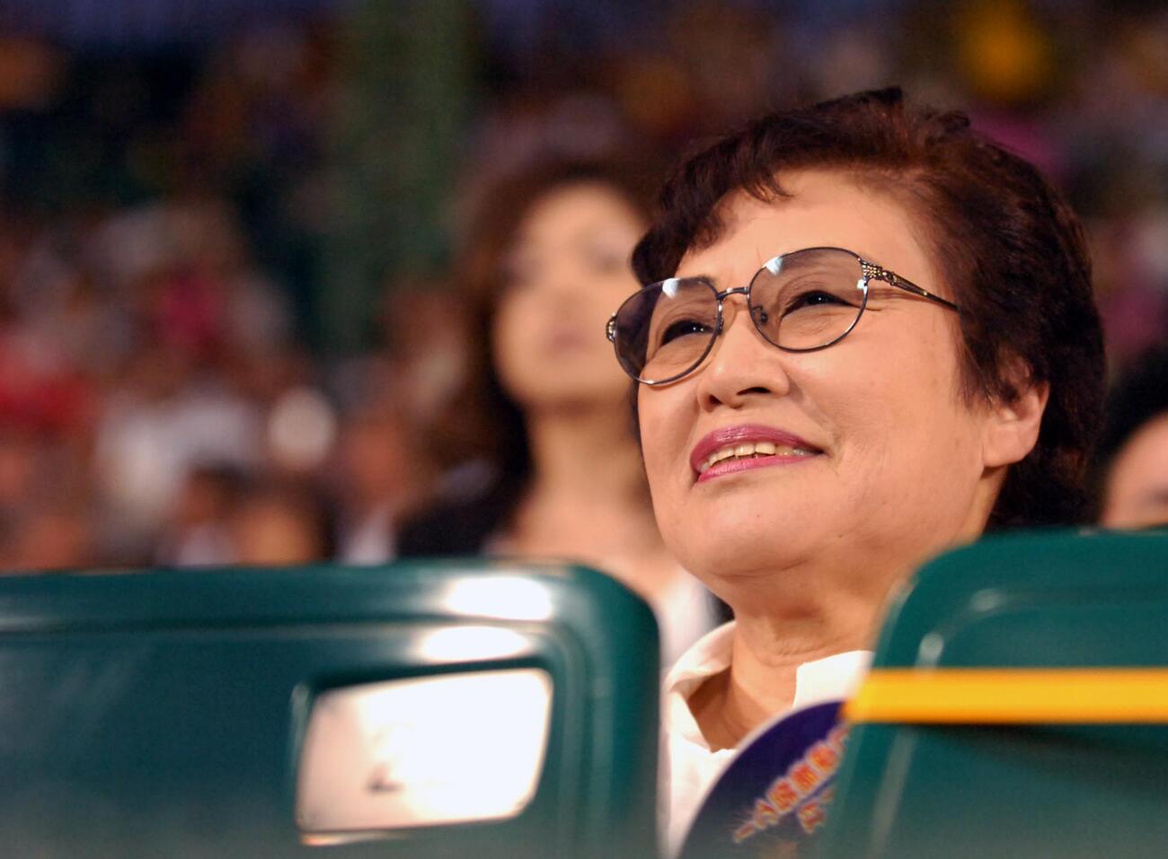 2005年9月29日　阪神対巨人　ネット裏から試合を観戦する阪神・岡田彰布監督の母・サカヨさん