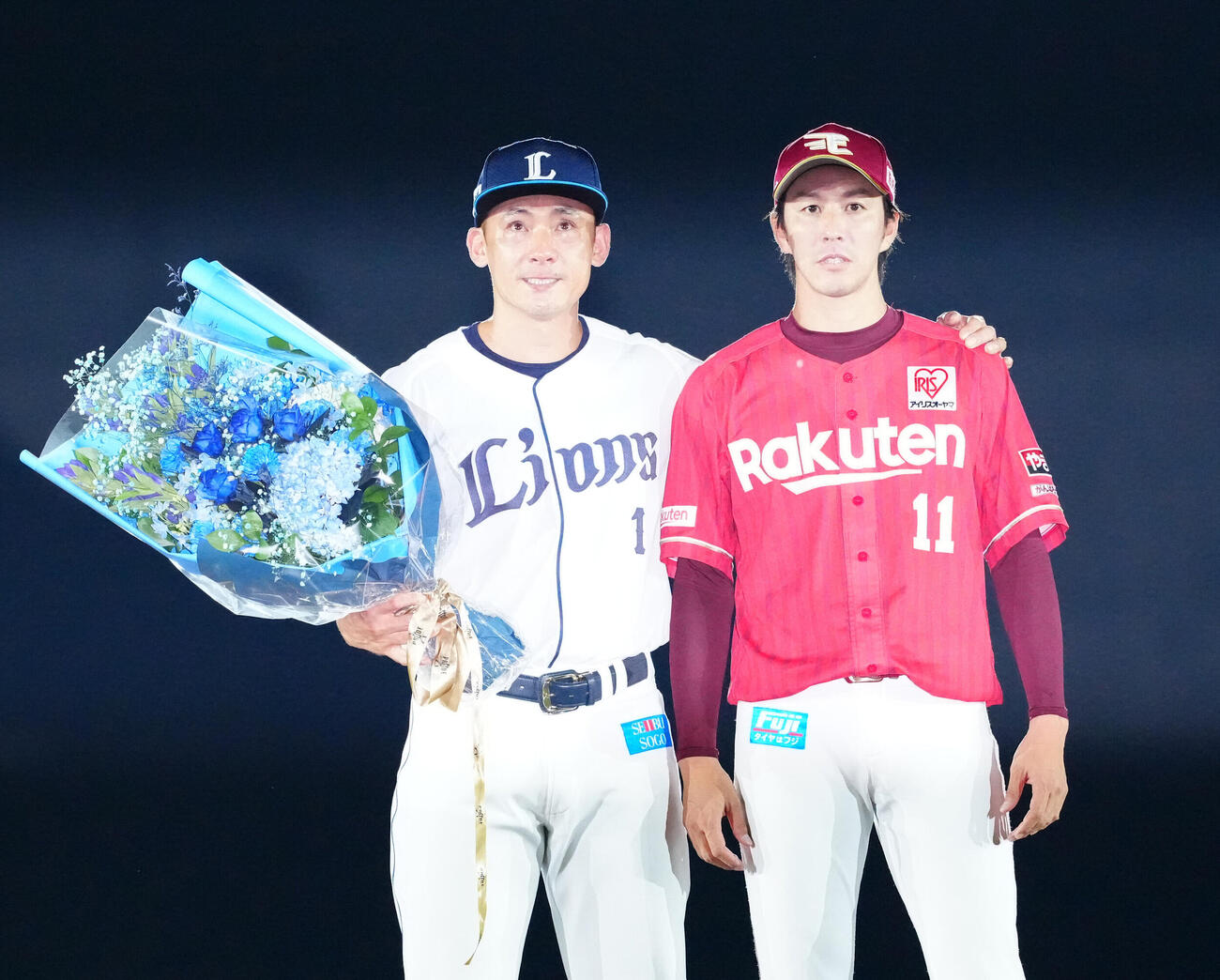 引退セレモニーで楽天岸孝之（右）と写真に納まる西武栗山巧（2026年8月撮影）