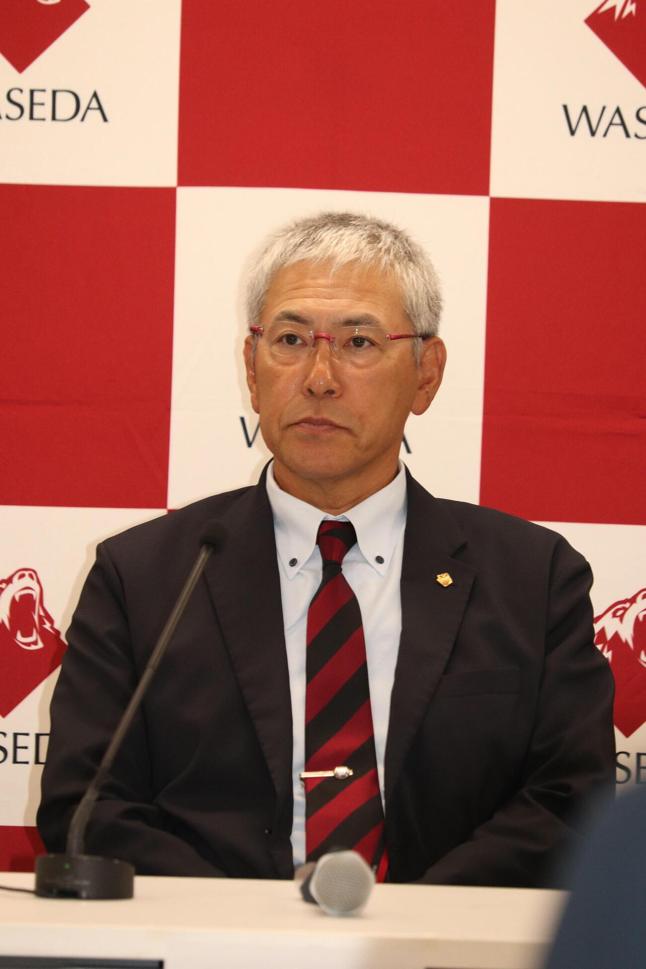 退任会見に臨む、早大・小宮山悟監督（撮影・保坂淑子）