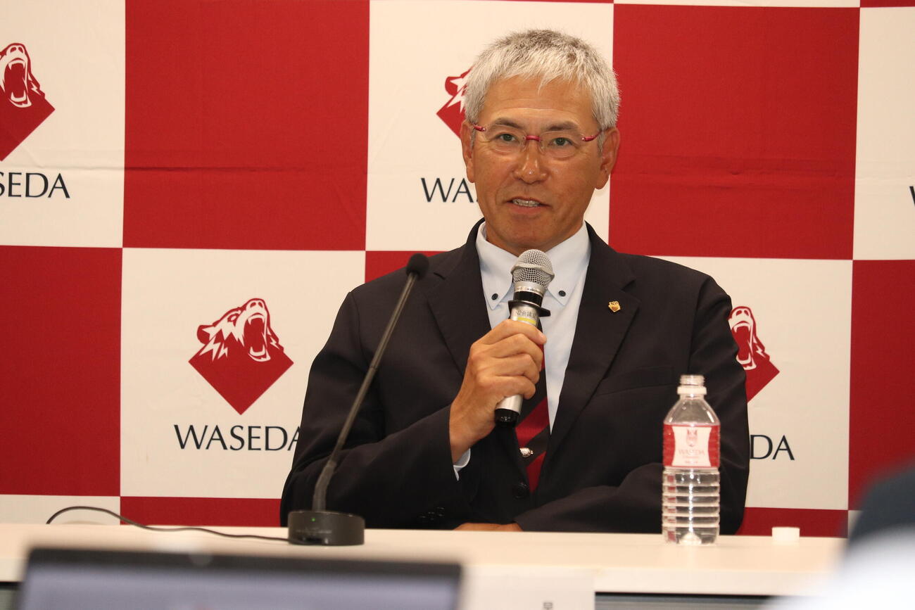 退任会見に臨み、温厚な表情を浮かべる早大・小宮山悟監督（撮影・保坂淑子）