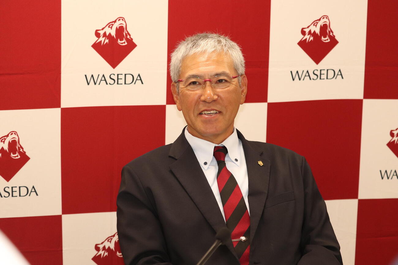 退任会見に臨み、温厚な表情を浮かべる早大・小宮山悟監督（撮影・保坂淑子）