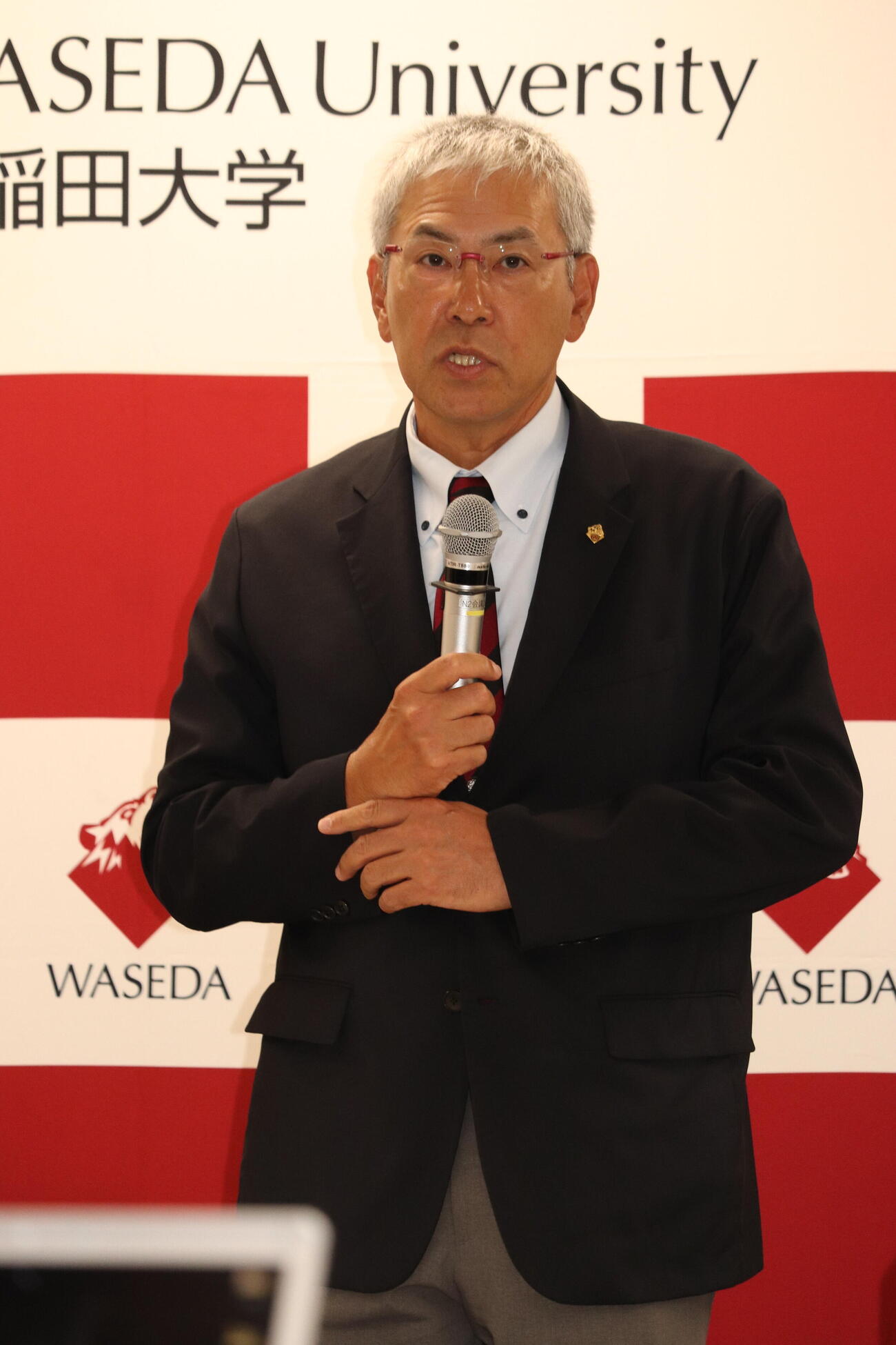 退任会見を行う早大・小宮山悟監督（撮影・保坂淑子）＝2026年8月31日