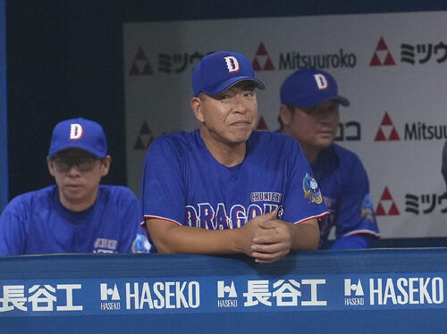 DeNA対中日 戦況を見つめる中日井上一樹監督(中央)(2026年8月撮影)