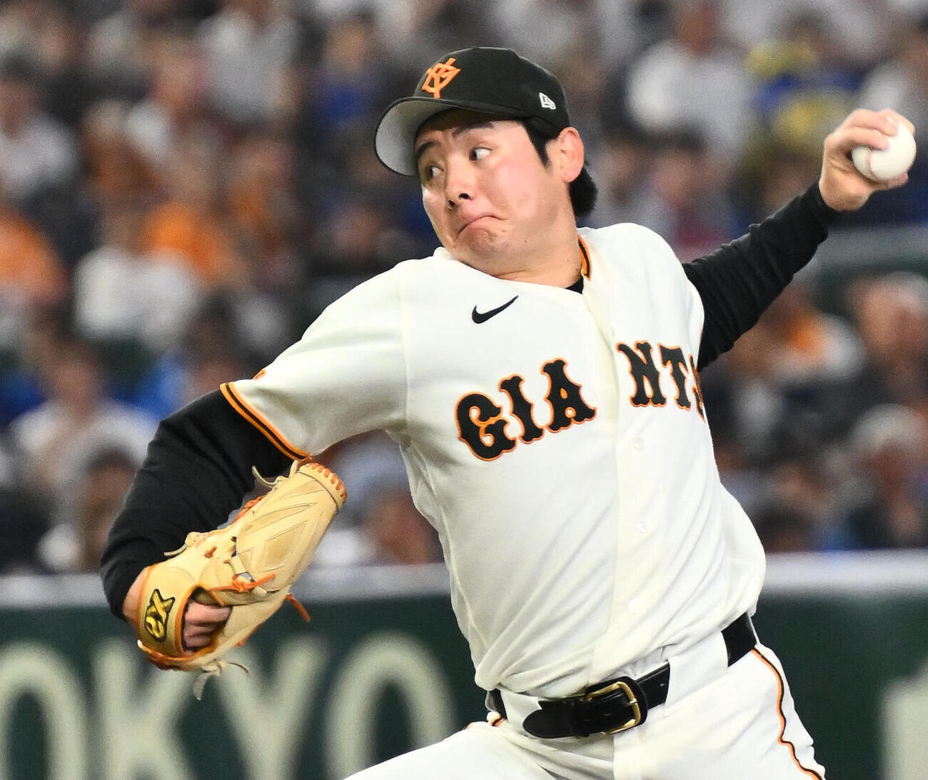 ザナックスのグラブを使う竹丸和幸（2026年撮影）