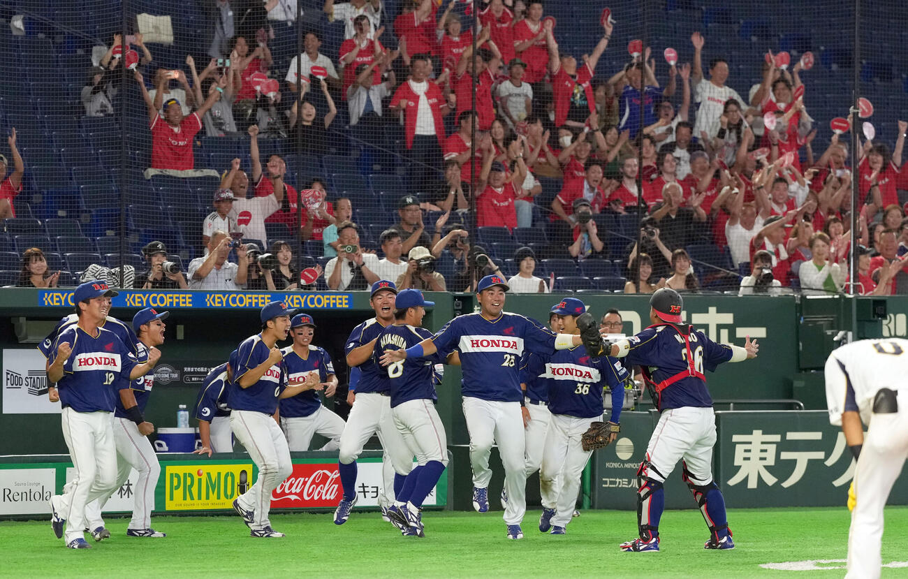 ホンダ熊本対鷺宮製作所　鷺宮製作所に勝利し、喜ぶホンダ熊本の選手たち（撮影・たえ見朱実）