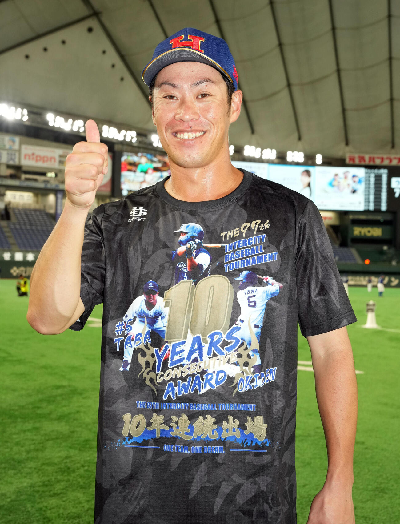 ホンダ熊本対鷺宮製作所　鷺宮製作所に勝利し笑顔でポーズを決めるホンダ熊本・稲垣翔太（撮影・たえ見朱実）