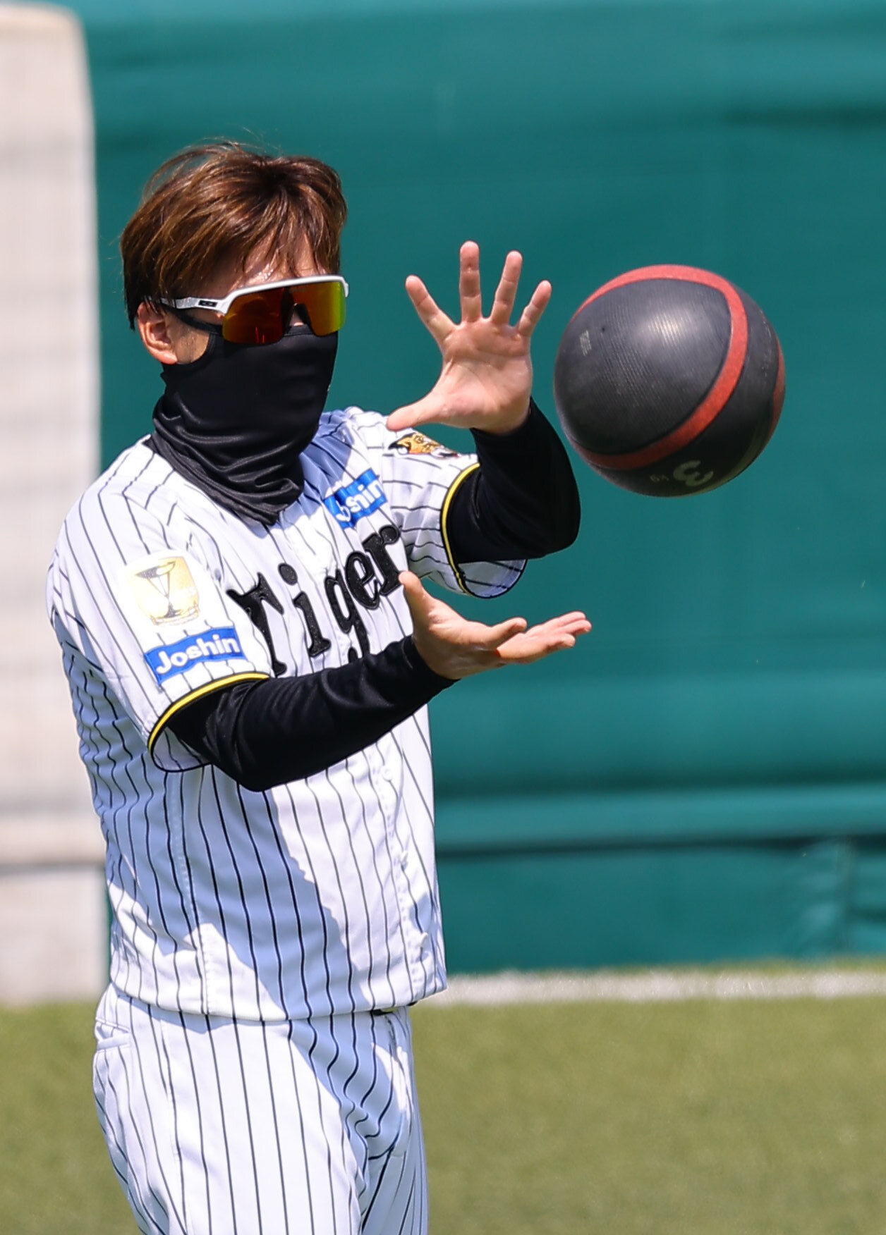メディシンボールでトレーニングをする阪神西勇輝（撮影・上田博志）