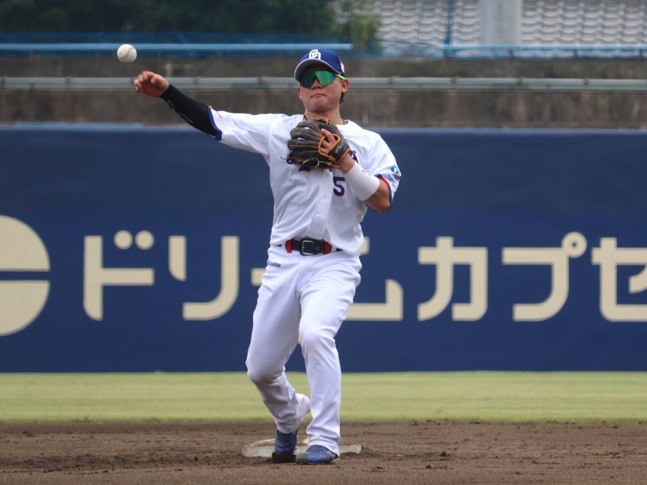 ファーム・リーグ交流戦・ソフトバンク戦で右肩甲骨骨折から約2週間半ぶりの実戦復帰を果たした、中日村松開人内野手（撮影・中島麗）