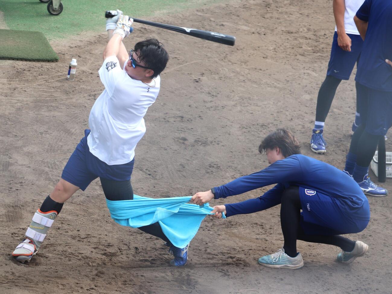 ファーム・リーグ交流戦・ソフトバンク戦　試合前に打撃練習を行う、中日村松開人内野手（撮影・中島麗）