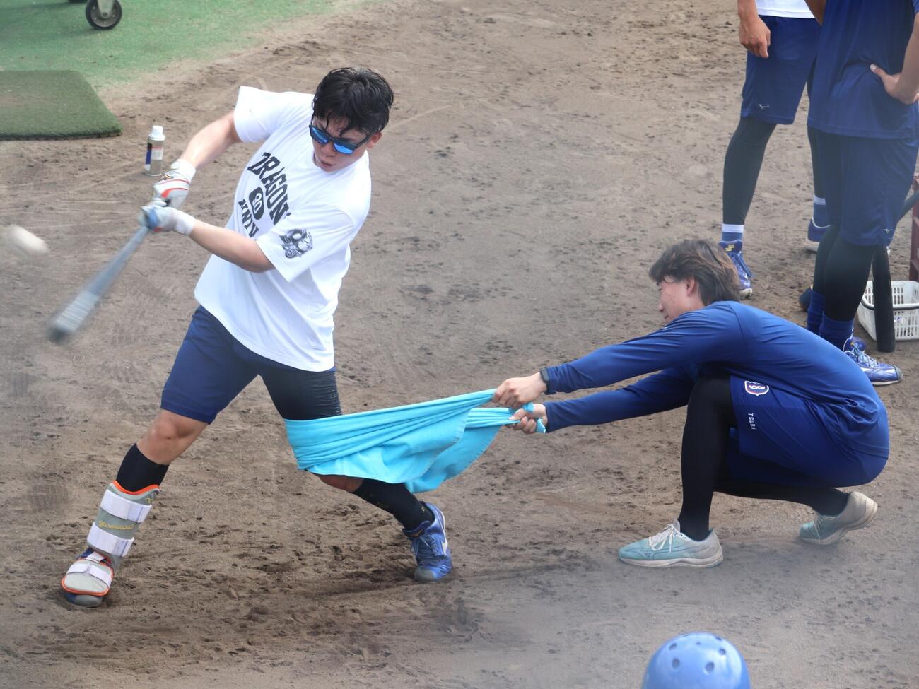ファーム・リーグ交流戦・ソフトバンク戦　試合前に打撃練習を行う、中日村松開人内野手（撮影・中島麗）