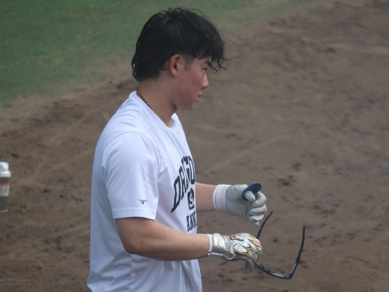 ファーム・リーグ交流戦・ソフトバンク戦練習で大粒の汗を流す、中日村松開人内野手（撮影・中島麗）
